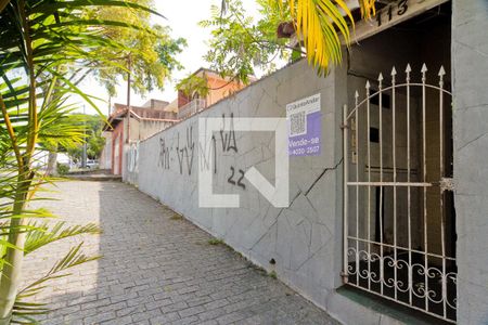 Casa à venda com 96m², 3 quartos e 4 vagas Casa à venda com 96m², 3 quartos e 4 vagasFachada