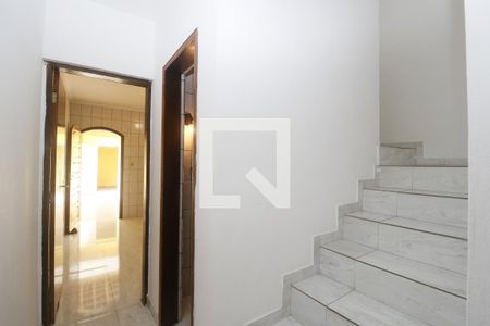 Escada de casa para alugar com 3 quartos, 147m² em Vila Dionisia, São Paulo