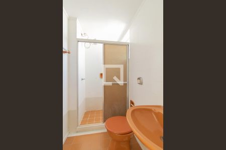 Banheiro de apartamento à venda com 1 quarto, 45m² em Azenha, Porto Alegre