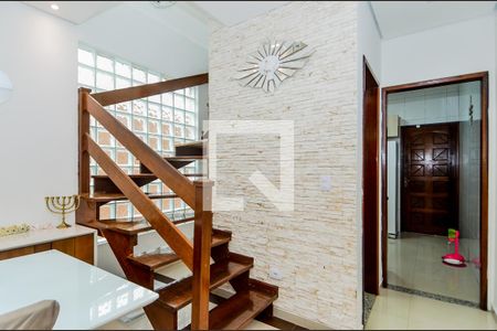 Escada Sala/Quartos de casa à venda com 3 quartos, 200m² em Vila Planalto, Guarulhos