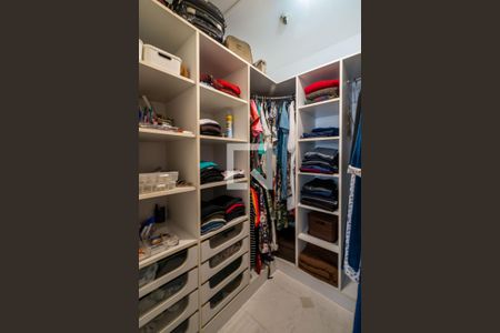 Casa à venda com 300m², 4 quartos e 10 vagasSuíte