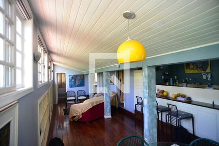 Sala de casa de condomínio à venda com 2 quartos, 110m² em Barra da Tijuca, Rio de Janeiro