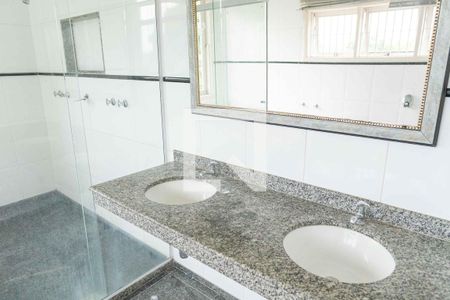 Casa de condomínio à venda com 450m², 4 quartos e 4 vagasBanheiro da Suíte 1