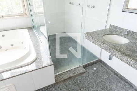 Casa de condomínio à venda com 450m², 4 quartos e 4 vagasBanheiro da Suíte 1