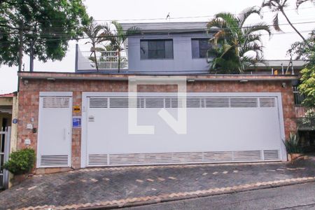 Casa para alugar com 220m², 4 quartos e 4 vagas Casa para alugar com 220m², 4 quartos e 4 vagasFachada