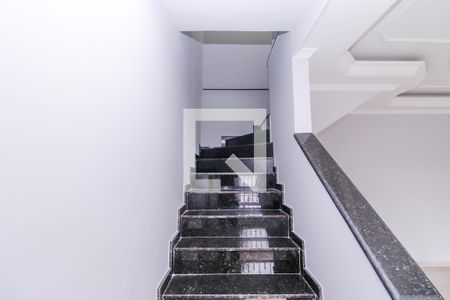 Escada de casa à venda com 4 quartos, 220m² em Jardim Avelino, São Paulo