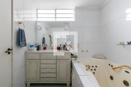 Apartamento à venda com 228m², 4 quartos e 2 vagas Apartamento à venda com 228m², 4 quartos e 2 vagasBanheiro da Suíte