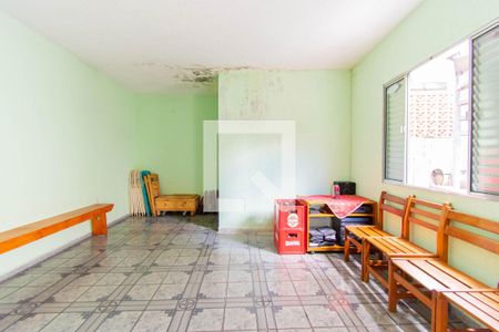 Casa à venda com 144m², 3 quartos e 6 vagasSalão 