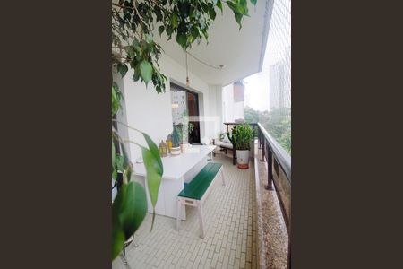 Apartamento à venda com 165m², 3 quartos e 3 vagas Apartamento à venda com 165m², 3 quartos e 3 vagasVaranda da Sala