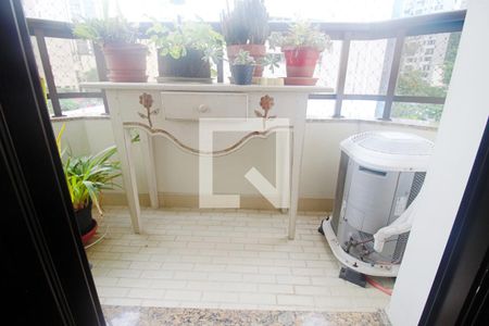 Apartamento à venda com 165m², 3 quartos e 3 vagas Apartamento à venda com 165m², 3 quartos e 3 vagasVaranda da Suíte 2