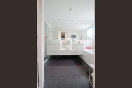 Apartamento à venda com 165m², 3 quartos e 3 vagas Apartamento à venda com 165m², 3 quartos e 3 vagasBanheiro da Suíte 2