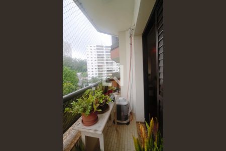Apartamento à venda com 165m², 3 quartos e 3 vagas Apartamento à venda com 165m², 3 quartos e 3 vagasVaranda da Suíte 2
