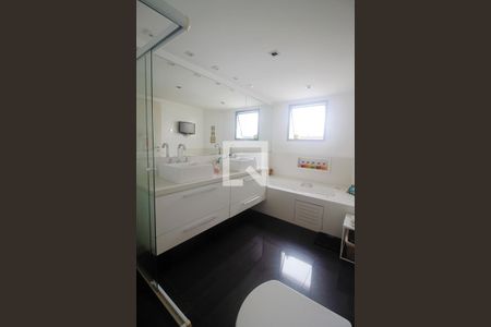 Apartamento à venda com 165m², 3 quartos e 3 vagas Apartamento à venda com 165m², 3 quartos e 3 vagasBanheiro da Suíte 2