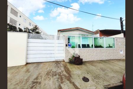 Casa à venda com 150m², 3 quartos e 5 vagas Casa à venda com 150m², 3 quartos e 5 vagasFachada