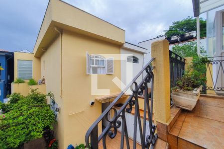 Casa à venda com 320m², 4 quartos e 3 vagas Casa à venda com 320m², 4 quartos e 3 vagasEscada