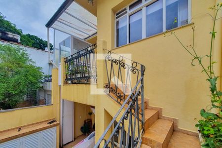 Casa à venda com 320m², 4 quartos e 3 vagas Casa à venda com 320m², 4 quartos e 3 vagasEscada