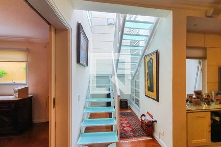 Casa à venda com 320m², 4 quartos e 3 vagas Casa à venda com 320m², 4 quartos e 3 vagasEscada