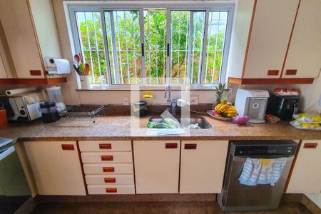 Casa à venda com 320m², 4 quartos e 3 vagas Casa à venda com 320m², 4 quartos e 3 vagasCozinha