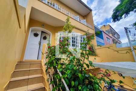 Casa à venda com 320m², 4 quartos e 3 vagas Casa à venda com 320m², 4 quartos e 3 vagasEntrada