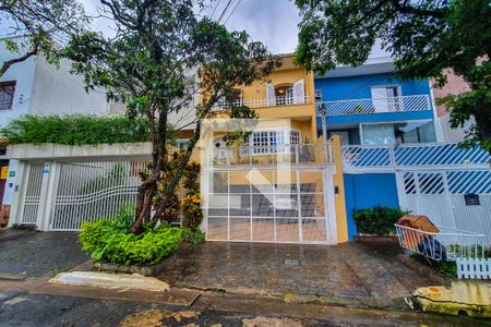 Casa à venda com 320m², 4 quartos e 3 vagas Casa à venda com 320m², 4 quartos e 3 vagasFachada