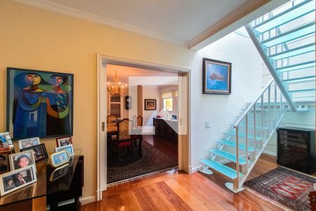 Casa à venda com 320m², 4 quartos e 3 vagas Casa à venda com 320m², 4 quartos e 3 vagasEscada