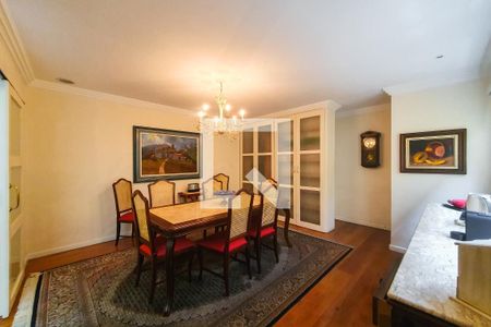 Casa à venda com 320m², 4 quartos e 3 vagas Casa à venda com 320m², 4 quartos e 3 vagasSala de Jantar