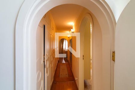 Casa à venda com 320m², 4 quartos e 3 vagas Casa à venda com 320m², 4 quartos e 3 vagasCorredor