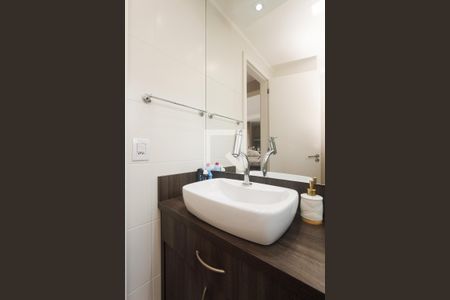 Banheiro social de apartamento para alugar com 2 quartos, 63m² em Jardim do Salso, Porto Alegre