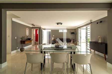 Casa à venda com 330m², 4 quartos e 3 vagasSala de Estar e Cozinha