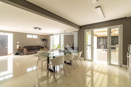Casa à venda com 330m², 4 quartos e 3 vagasSala de Estar e Cozinha