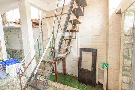 Apartamento para alugar com 65m², 2 quartos e sem vagaEscada