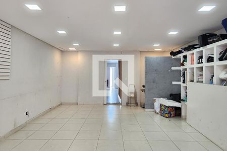 Casa à venda com 364m², 4 quartos e 5 vagas Casa à venda com 364m², 4 quartos e 5 vagasEdícula