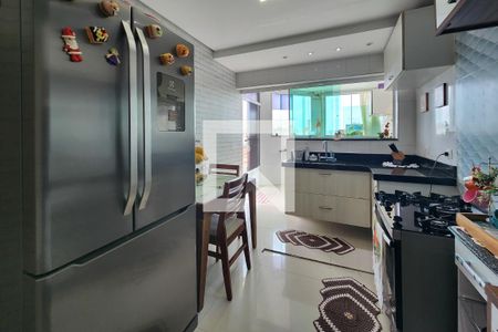 Casa à venda com 364m², 4 quartos e 5 vagas Casa à venda com 364m², 4 quartos e 5 vagasCozinha