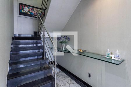 Apartamento à venda com 238m², 4 quartos e 2 vagas Apartamento à venda com 238m², 4 quartos e 2 vagasEscada