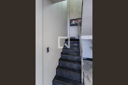 Apartamento à venda com 238m², 4 quartos e 2 vagas Apartamento à venda com 238m², 4 quartos e 2 vagasEscada