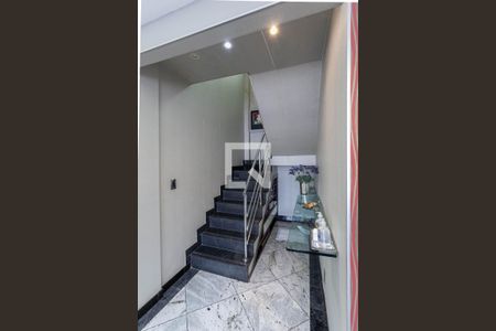 Apartamento à venda com 238m², 4 quartos e 2 vagas Apartamento à venda com 238m², 4 quartos e 2 vagasEscada