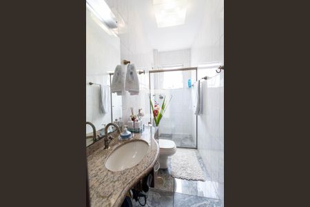 Apartamento à venda com 238m², 4 quartos e 2 vagas Apartamento à venda com 238m², 4 quartos e 2 vagasBanheiro da suíte 2