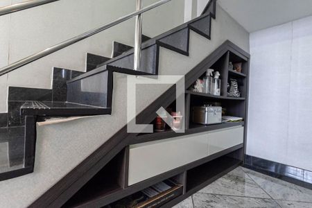 Apartamento à venda com 238m², 4 quartos e 2 vagas Apartamento à venda com 238m², 4 quartos e 2 vagasEscada