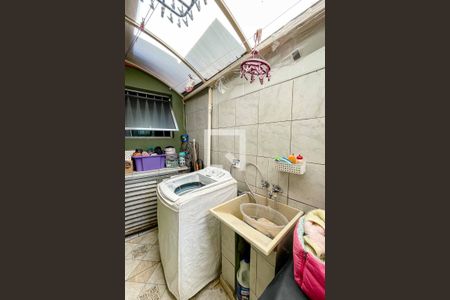 Casa à venda com 100m², 2 quartos e 2 vagas Casa à venda com 100m², 2 quartos e 2 vagasÁrea de Serviço