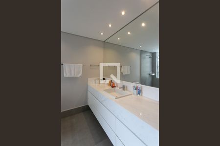 Apartamento para alugar com 250m², 3 quartos e 2 vagas Apartamento para alugar com 250m², 3 quartos e 2 vagasBanheiro da Suíte 1