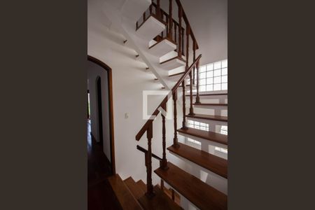Casa à venda com 280m², 4 quartos e 6 vagasEscada