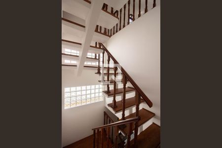 Casa à venda com 280m², 4 quartos e 6 vagasEscada