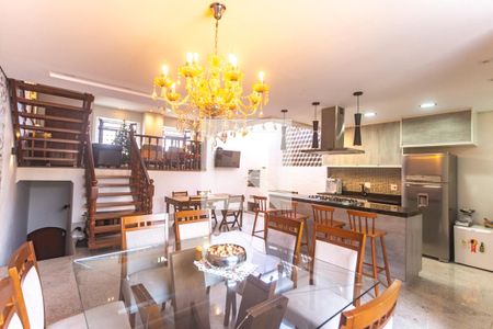 Casa à venda com 350m², 4 quartos e 6 vagas Casa à venda com 350m², 4 quartos e 6 vagasCozinha