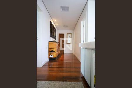 Casa à venda com 320m², 4 quartos e 4 vagasCorredor