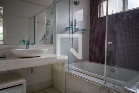 Casa à venda com 320m², 4 quartos e 4 vagasBanheiro da Suíte 4