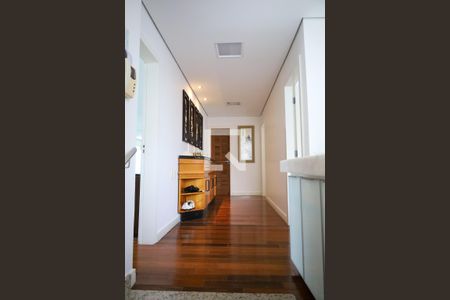 Casa à venda com 320m², 4 quartos e 4 vagasCorredor