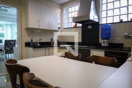 Casa à venda com 320m², 4 quartos e 4 vagasCozinha