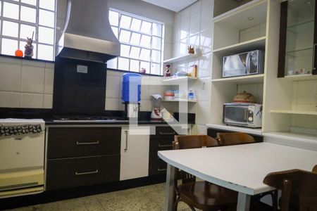 Casa à venda com 320m², 4 quartos e 4 vagasCozinha