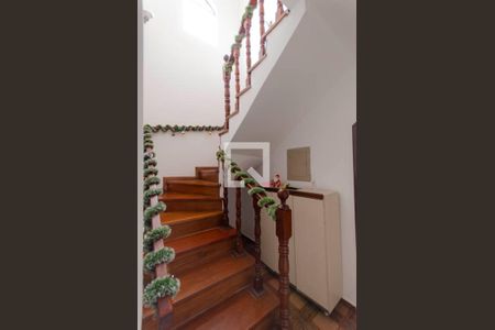 Casa à venda com 157m², 4 quartos e 2 vagas Casa à venda com 157m², 4 quartos e 2 vagasEscada