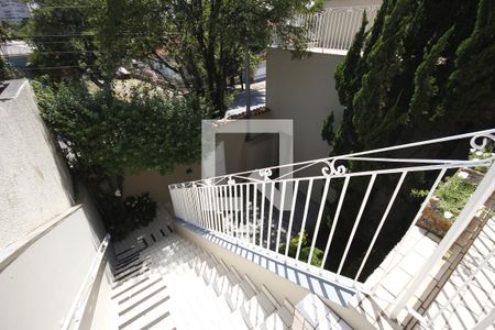 Casa à venda com 300m², 3 quartos e 2 vagasEscada